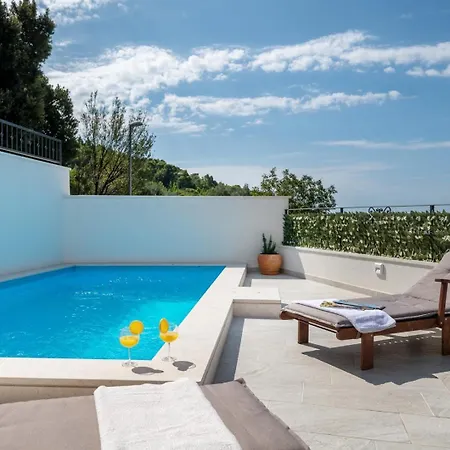 Beautiful Libero With A Pool Jacuzzi Sauna Makarska